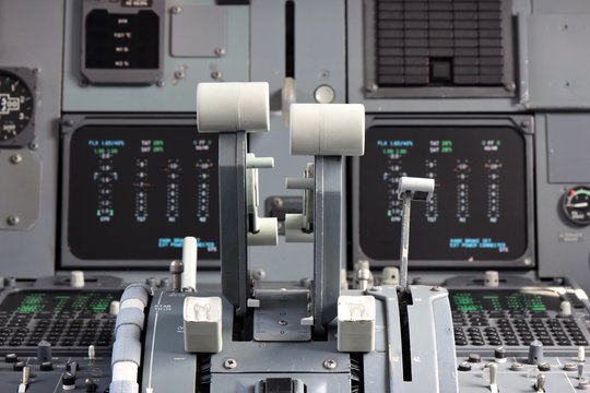 Schubhebel eines zweimotorigen Verkehrsflugzeugs