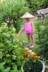 petite fille qui arrose les fleurs