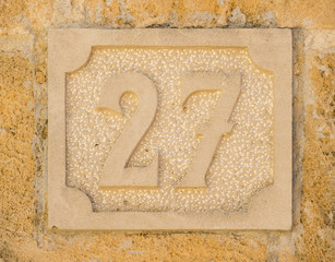 Nummer Zahl 27 in Stein gemeißelt
