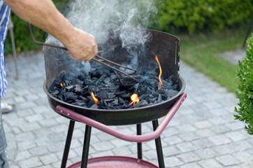 Mann grillt Fleisch