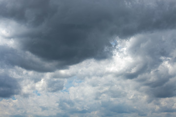 Obraz premium grauer Wolken-Himmel mit dichten Regenwolken