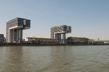 Fototapeta na wymiar kranhäuser in köln rheinauhafen