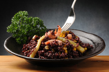 Insalata di riso venere with zucchini , gamberetti y mais © Comugnero Silvana