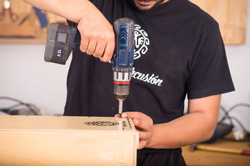 Finishing a cajon flamenco
