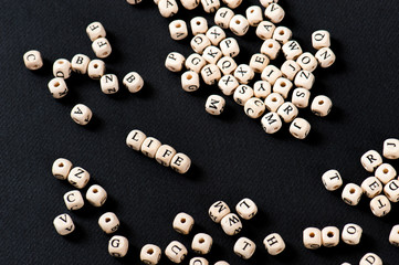 木製のブロック,アルファベットの文字 life