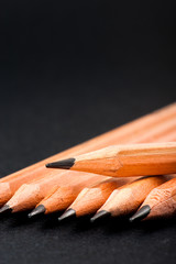 黒い背景,クローズアップされた鉛筆