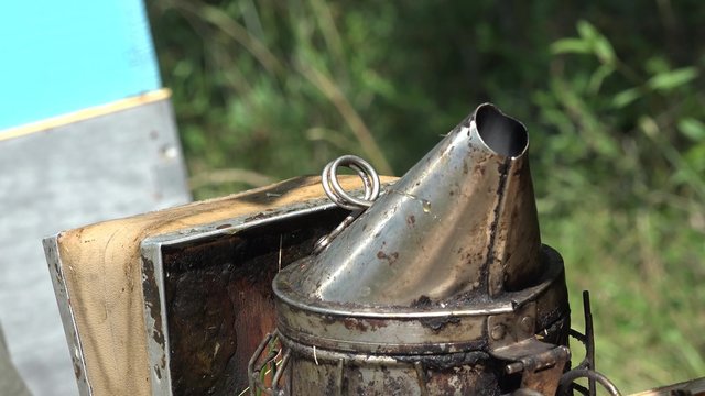 appareil pour enfumer les abeilles