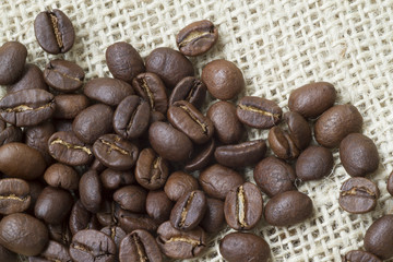 コーヒー豆と麻袋