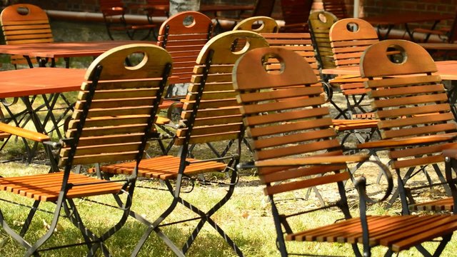 Biergarten mit Holzgarnituren