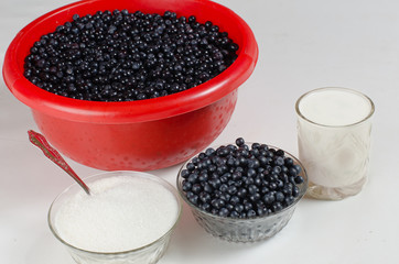 Bilberry berries, sugar and milk