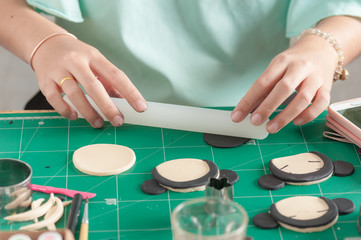 Making of fondant cake