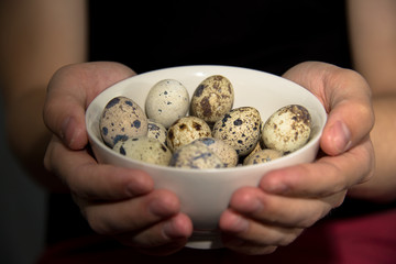 Перепелиные яйца с руках