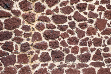 gemauerte Wand aus rotem Vulkanstein