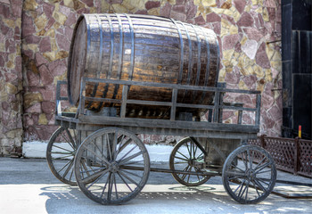 Бочка пива на деревянной повозке