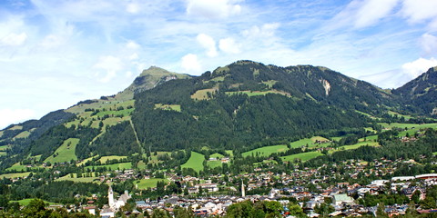 Fototapeta na wymiar KITZBÜHEL ( Tirol ) - Stadtpanorama