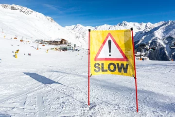 Papier Peint photo Sports dhiver Yellow slow down warning sign