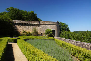 Fototapeta na wymiar Tour de la Chapelle du Château de Touffou et son jardin de la terrasse des tournois