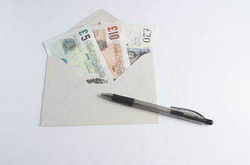 Pounds in umschlag envelope 10 pounds 5 pounds 20 pounds und stift