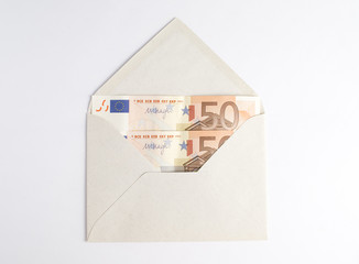 Euroscheine in Umschlag 2 mal 50 euro