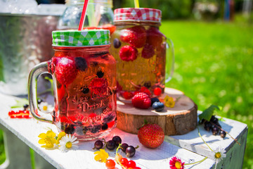 Kalte Erfrischungsgetränke mit Obst