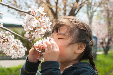 花の香りを嗅ぐ子供