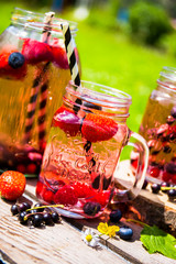 Kalte Erfrischungsgetränke mit Obst