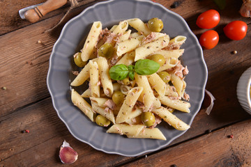 Pasta with tuna and green olives
