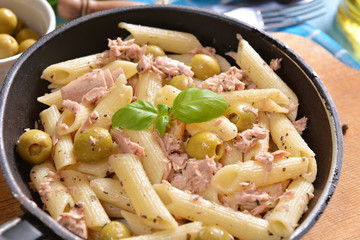 Pasta with tuna and green olives