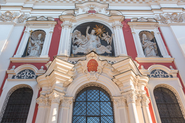 Fragment fasady Bazyliki kolegiackiej Matki Boskiej Nieustającej Pomocy i św. Marii Magdaleny w Poznaniu (Fara Poznańska). Kościół w stylu barokowym budowany w XVII i XVIII w © stepmar