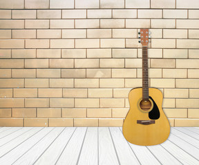 Fototapeta na wymiar Guitar in blank empty room