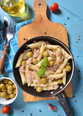 Pasta with tuna and green olives