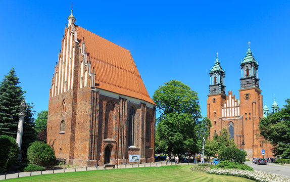 Poznań, Ostr&oacute;w Tumski - po lewej stronie kośc&oacute;ł NMP, po prawej katedra, bedąca najstarszym kościołem katedralnym w Polsce