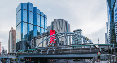 Obraz premium Panorama view of Bangkok cityscape downtown at evening time