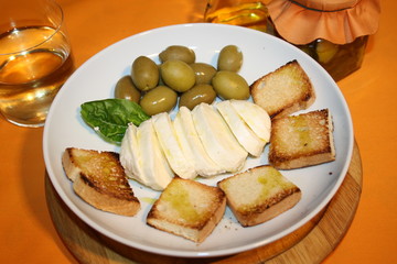 mozzarella and olives with croutons
