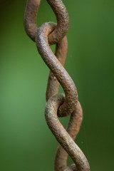 nahaufnahme einer verrosteten eisenkette / close-up of a rusted iron chain
