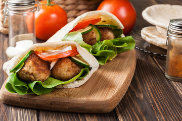 Pita bread with falafel and fresh vegetables
