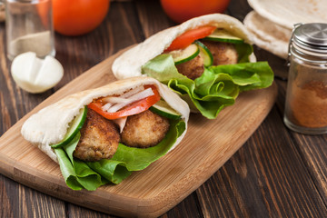 Pita bread with falafel and fresh vegetables