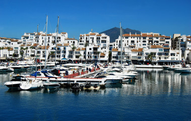 Fototapeta na wymiar Puerto Banús, Marbella, Málaga, Andalucía, barcos, mar, puerto