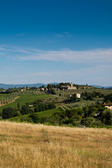 Fototapeta na wymiar blue sky over Tuscany countryside , Italy 