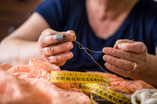 sarta,cucire,cucito,abito su misura,ago,filo,mani,ditale,artigiano,vestito,abito,moda,stoffa,metro,donna,pizzo,ricamo,ricamatrice