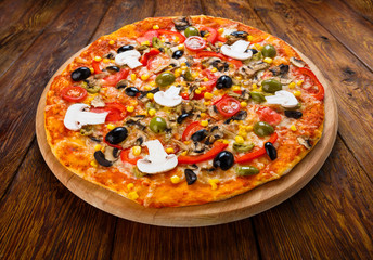 Delicious vegetarian pizza with tomatoes, mushrooms and olives