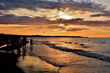 Zachód słońca nad morzem bałtyckim w Świnoujściu