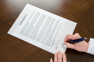 Obraz premium Businesswoman signing a contract