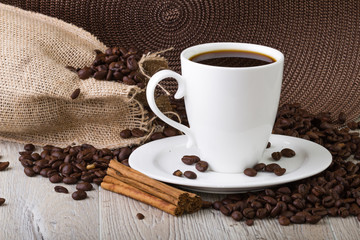 Fototapeta premium Filiżanka kawy z nasionami kawy