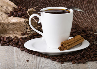 Filiżanka kawy z nasionami kawy