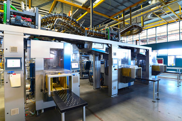 Maschinen in einer Fabrik - Interieur in der Industrie - Versandzentrum einer Großdruckerei //...