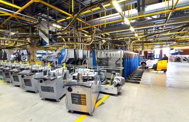 Maschinen in einer Fabrik - Interieur in der Industrie - Versandzentrum einer Großdruckerei //...