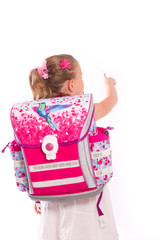 Mädchen mit Schulranzen zeigt auf
