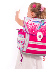 Mädchen mit Schulranzen zeigt auf