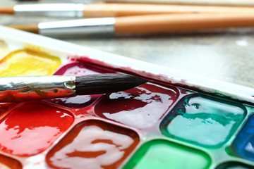 Fototapeta premium old watercolor paints and brushes